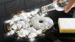 コンロにこびりついた油汚れを落とすには、水と2つの手頃な材料があれば十分です