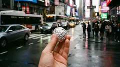 なぜアルミホイルの小さなボールをかばんに入れておくべきなのか（そして避けるべきこと）